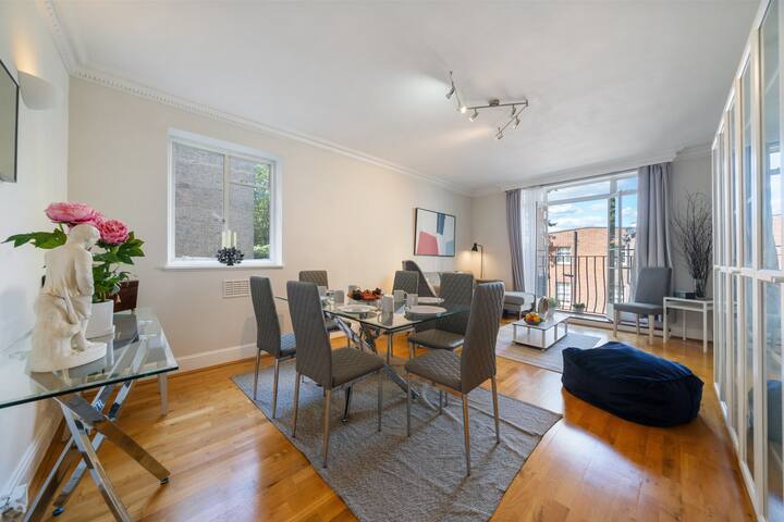 Elegant 3-bed home with balcony gallery image 3