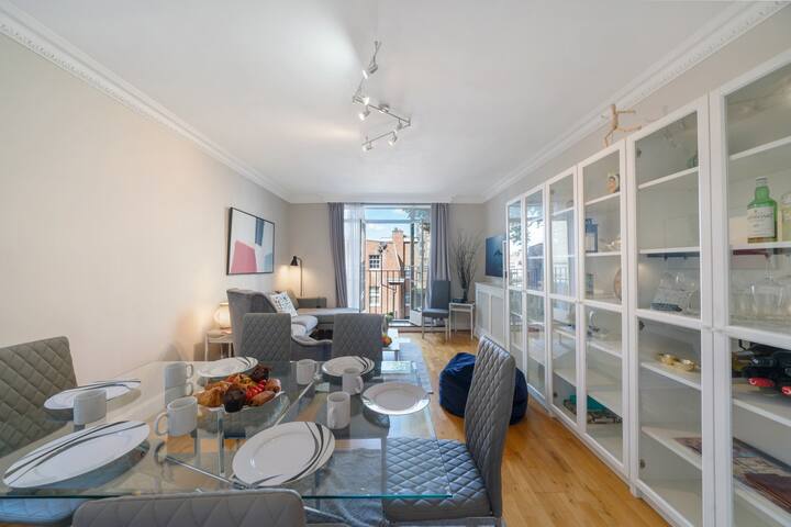 Elegant 3-bed home with balcony gallery image 2