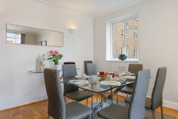 Elegant 3-bed home with balcony gallery image 5