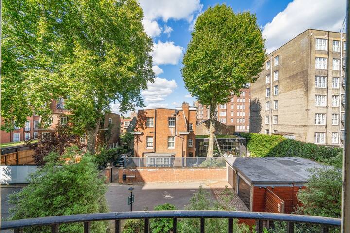 Elegant 3-bed home with balcony gallery image 4