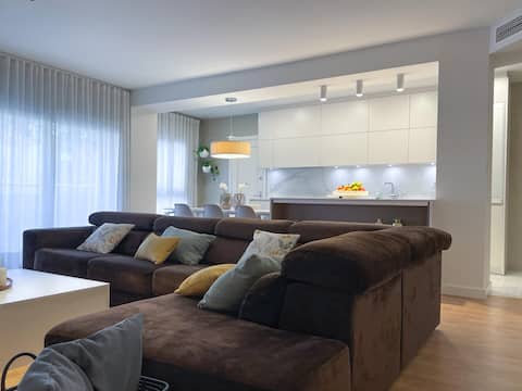 Luxurious Apartment on Rambla w/ Parking by Hostem