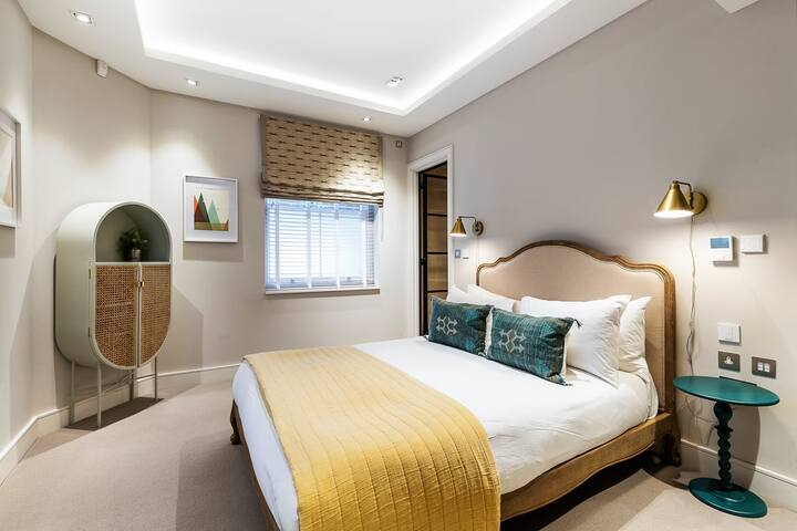 Pepys House: A Modern Touch of History gallery image 4