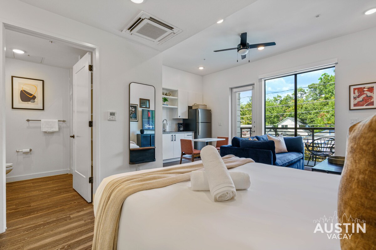 Vibrant Austin Studio | Balcony + Parking + Wi-Fi