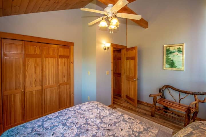 Спалните са завършени с уникални рустикални и брезови дървени мебели, които никога не сте виждали никъде другаде