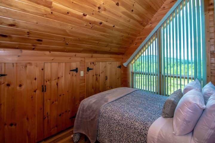 2 - ри етаж с двойно легло с изглед към планината с огромни гардероби за вещите ви