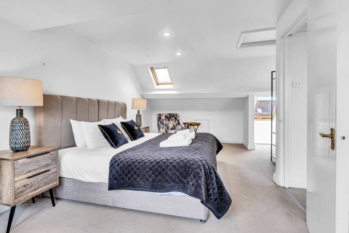 Modern 5 Bedroom Family Home with Parking gallery image 5