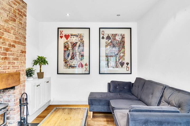 Modern 5 Bedroom Family Home with Parking gallery image 2