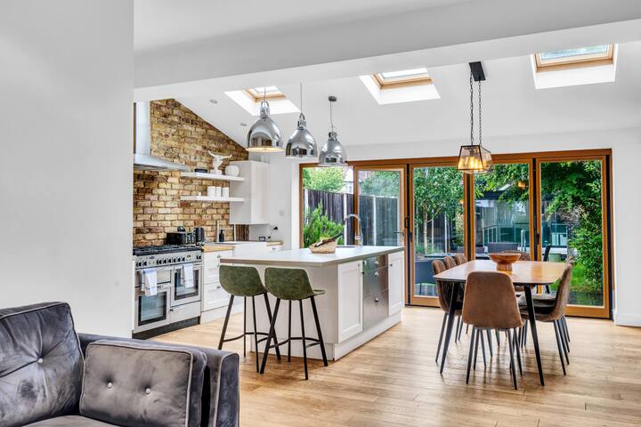 Modern 5 Bedroom Family Home with Parking