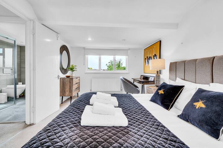 Modern 5 Bedroom Family Home with Parking gallery image 4