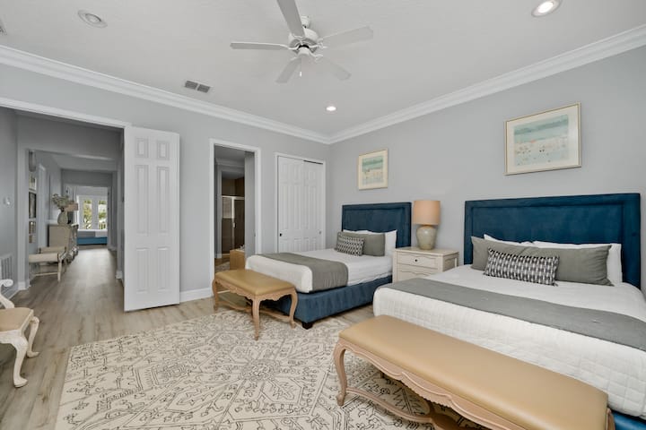 Dhoma jonë e katërt e vizitorëve përfshin dy krevate dopio "queen" me krevat osman.