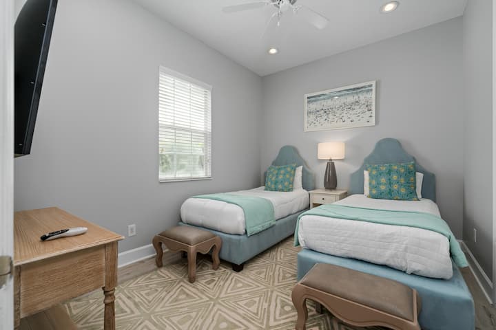 Çlodhu pas një dite në parqet e krevateve tanë të rehatshëm, me dy krevate dopio në dhomën e parë të vizitorëve.