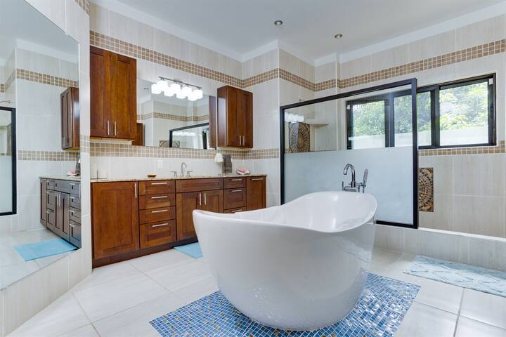 Luxury 4BR Home + 2 Casitas, Pool & Sleeps 16 gallery image 3