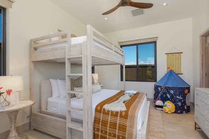 Dormitorio de invitados 5 (separado): este encantador dormitorio está cuidadosamente diseñado para la comodidad y la eficiencia del espacio, con una elegante litera que maximiza el área para dormir, por lo que es ideal para niños o invitados.