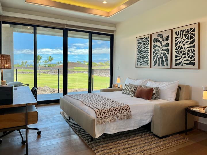 Habitación versátil con el sofá convertido en una cama completa, que ofrece alojamiento cómodo junto con una decoración moderna y vistas privadas al lanai.