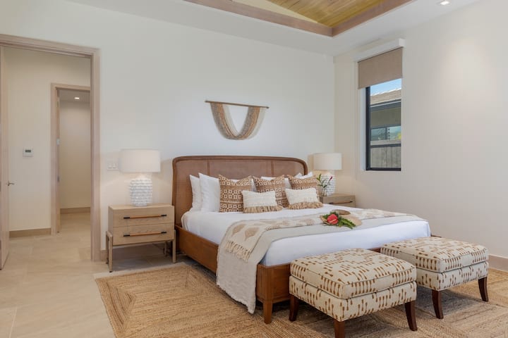 Descubre la serena comodidad en este dormitorio elegantemente decorado, con una lujosa cama tamaño king y una decoración armoniosa.
