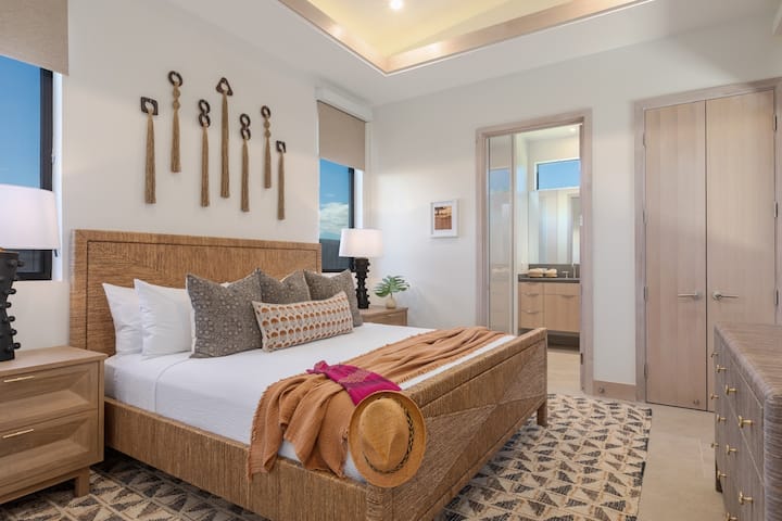 El dormitorio de invitados emana calidez y comodidad, con una cama elegante.