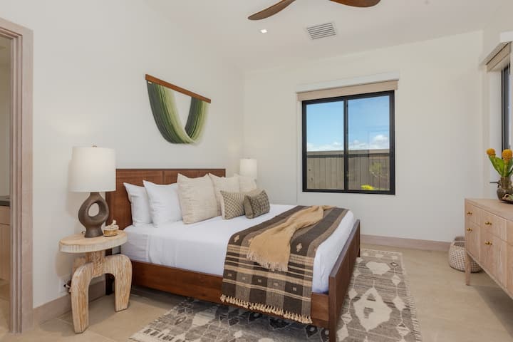 Dormitorio de invitados 6 (separado): este espacioso dormitorio es una mezcla de diseño contemporáneo y comodidad, con una cama grande y acogedora con sábanas blancas y almohadas decorativas elegantes.