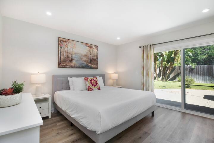 Брачен кревет (широк 180-220 см) во главната спална соба