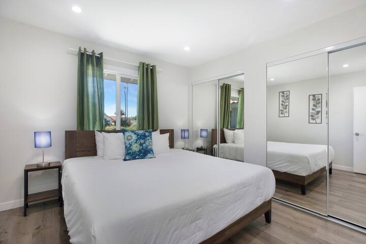 Брачен кревет (широк 180-220 см) во спална соба бр. 2