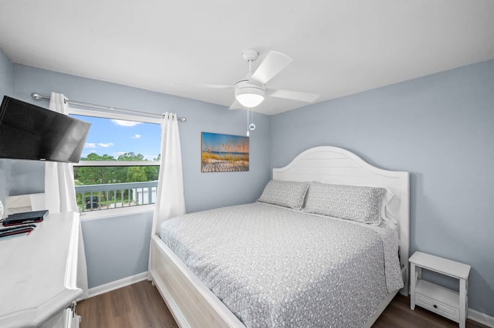 Emerald Dreams • Plantation Resort Gulf Shores • Поглед на заливот • Стан за семејства на плажа • Дневен простор со отворен концепт • Удобности во стил на резорт • Пристапен одмор на крајбрежјето