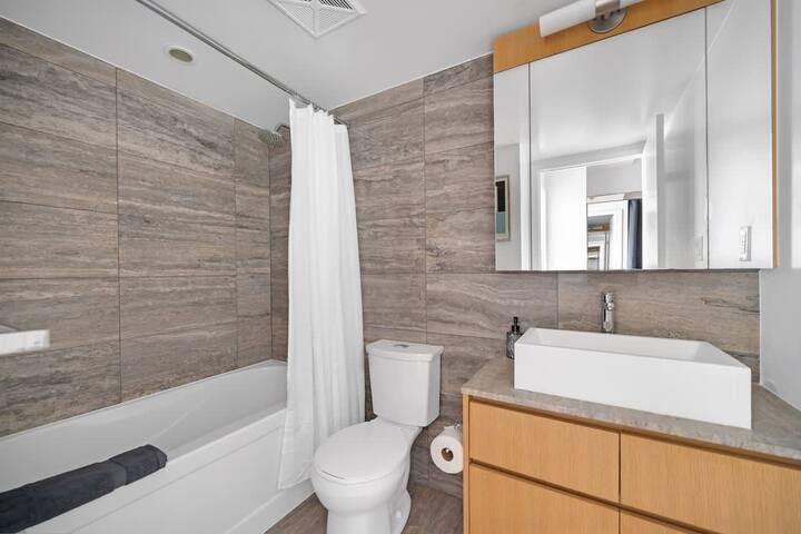 Private Home, 3 BR, Rogers Centre & Free Parking gallery image 5