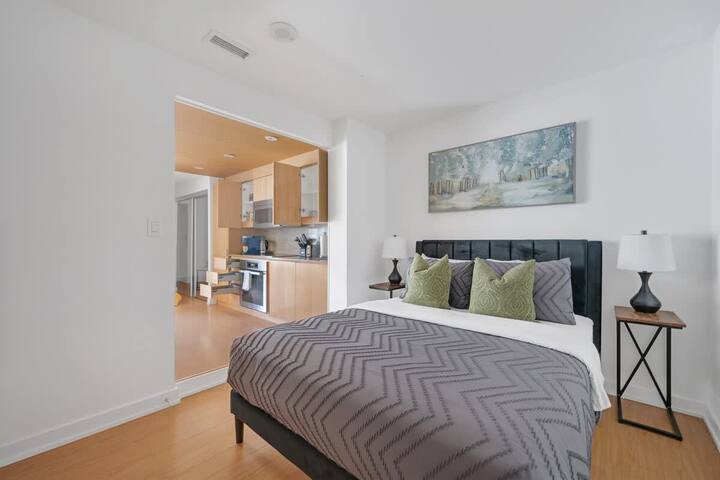Private Home, 3 BR, Rogers Centre & Free Parking gallery image 2