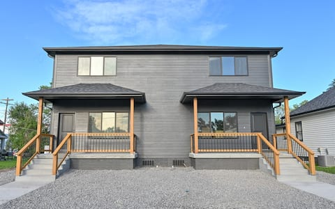 NEW Group Reunion Both Sides Sleeps 20 Central