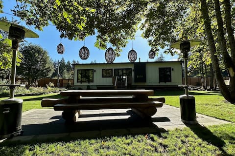 Chemainus riverside home- Trampoline + fire pit
