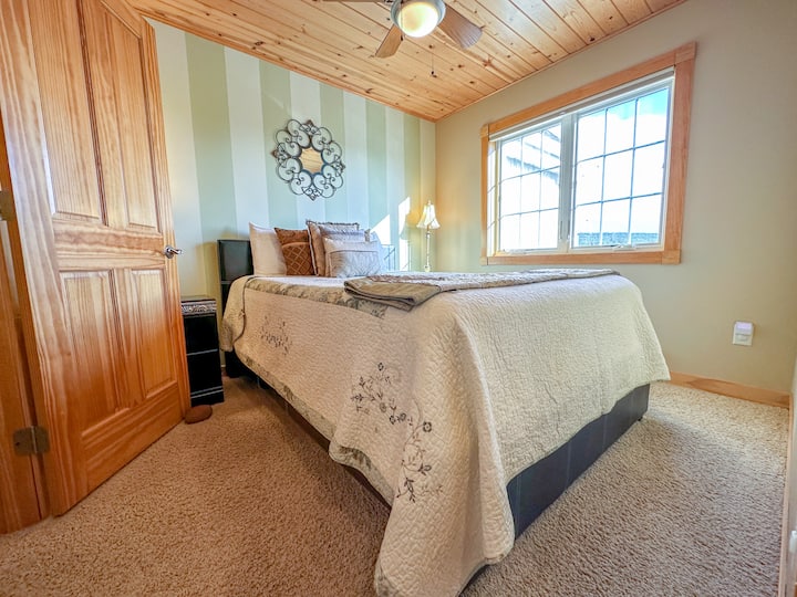 בקומה העליונה נמצא גם חדר השינה לאורחים עם מיטת קווין סייז.