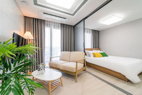 [Self-catering/Laundry 1.5 Rooms] Sleeps 3 | Jeju Airport 7 min | Olive Young 3 min | Duty-Free Shop