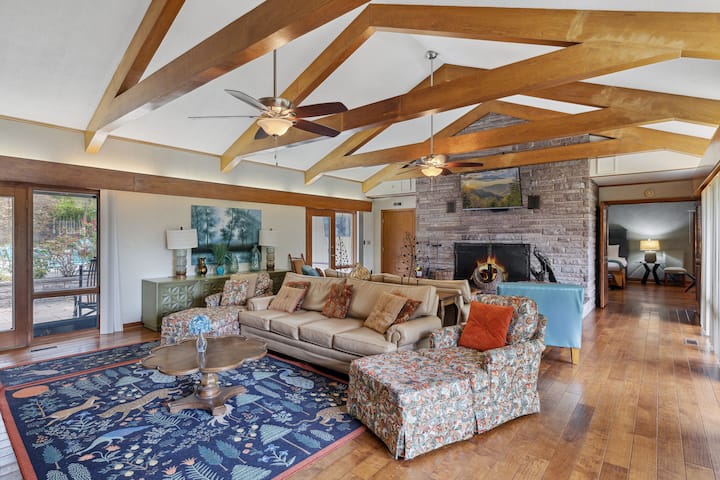 Peacock Lodge At Sky Land Ranch | Hot Tub - Sevierville