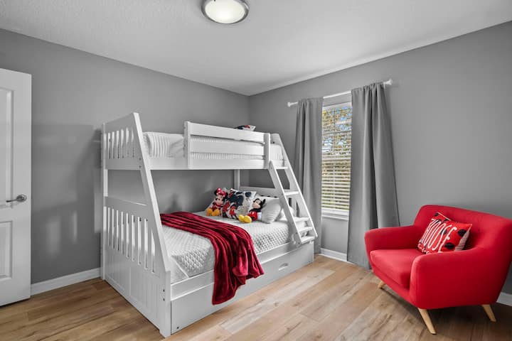 Dormitorio #4: Arriba con litera (2 completas + 1 individual) y TV