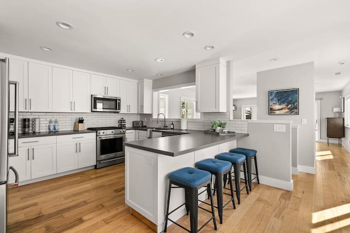 Modern Pacific Beach Paradise