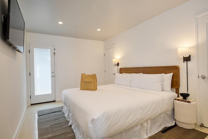 Chumba cha kulala 3 kina kitanda aina ya king na runinga.