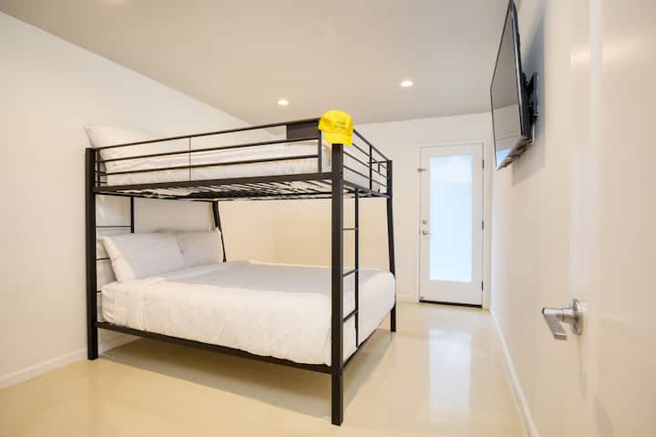 Chumba cha 7 cha kulala kina kitanda cha malkia kilichojaa.