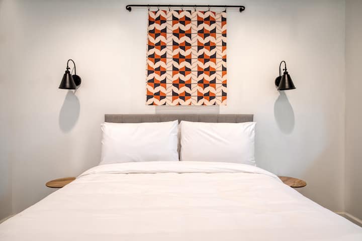 Chumba cha kulala 5 kina kitanda aina ya queen.