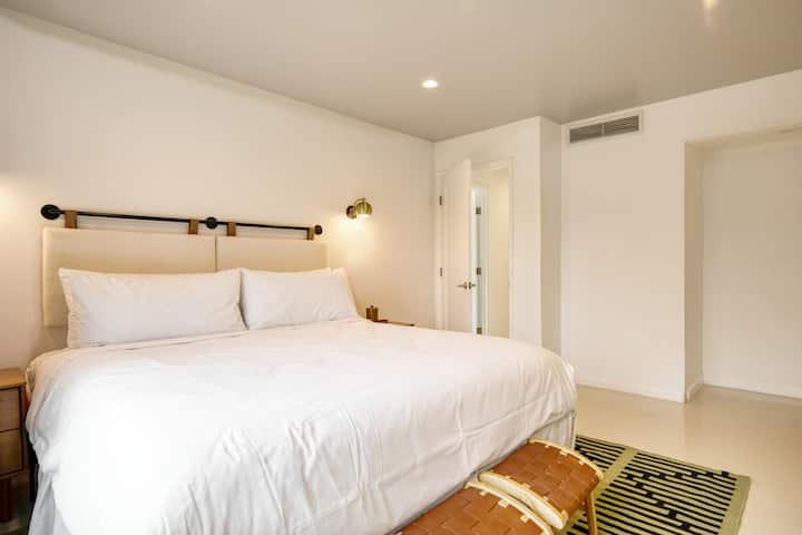 Chumba cha kulala 2 kina kitanda cha mfalme.