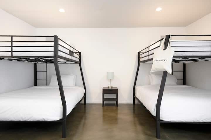 Chumba cha 6 cha kulala kina vitanda viwili vilivyojaa juu ya ghorofa.