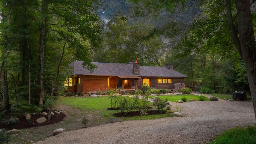 Parkside Cabin Rentals managed Airbnb listing 2
