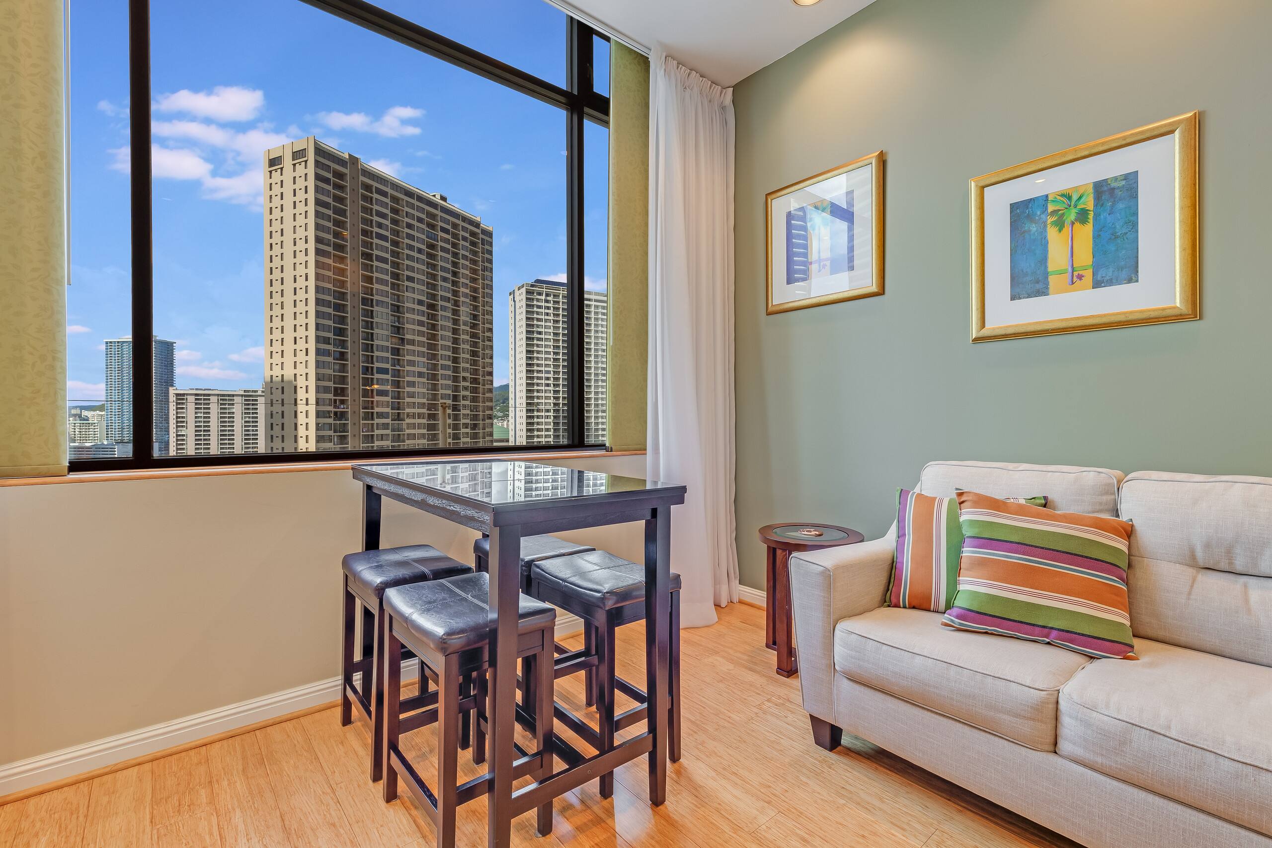 Condo in Honolulu · ★4.73 · 1 bedroom · 2 beds · 1 shared bath - Image 4