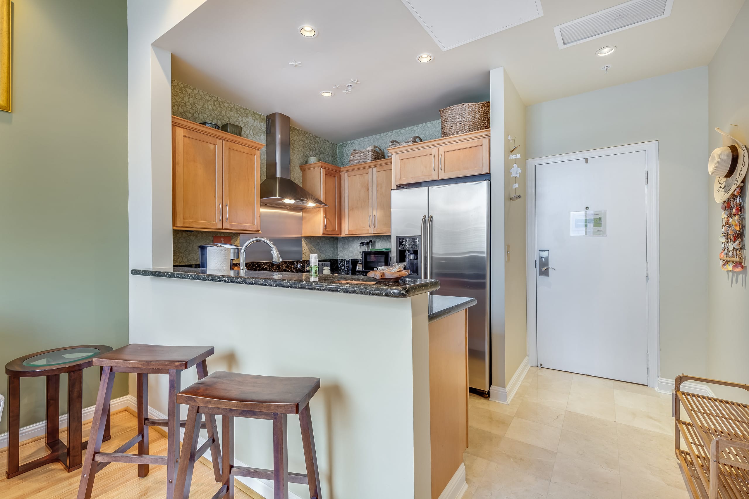 Condo in Honolulu · ★4.73 · 1 bedroom · 2 beds · 1 shared bath - Image 11