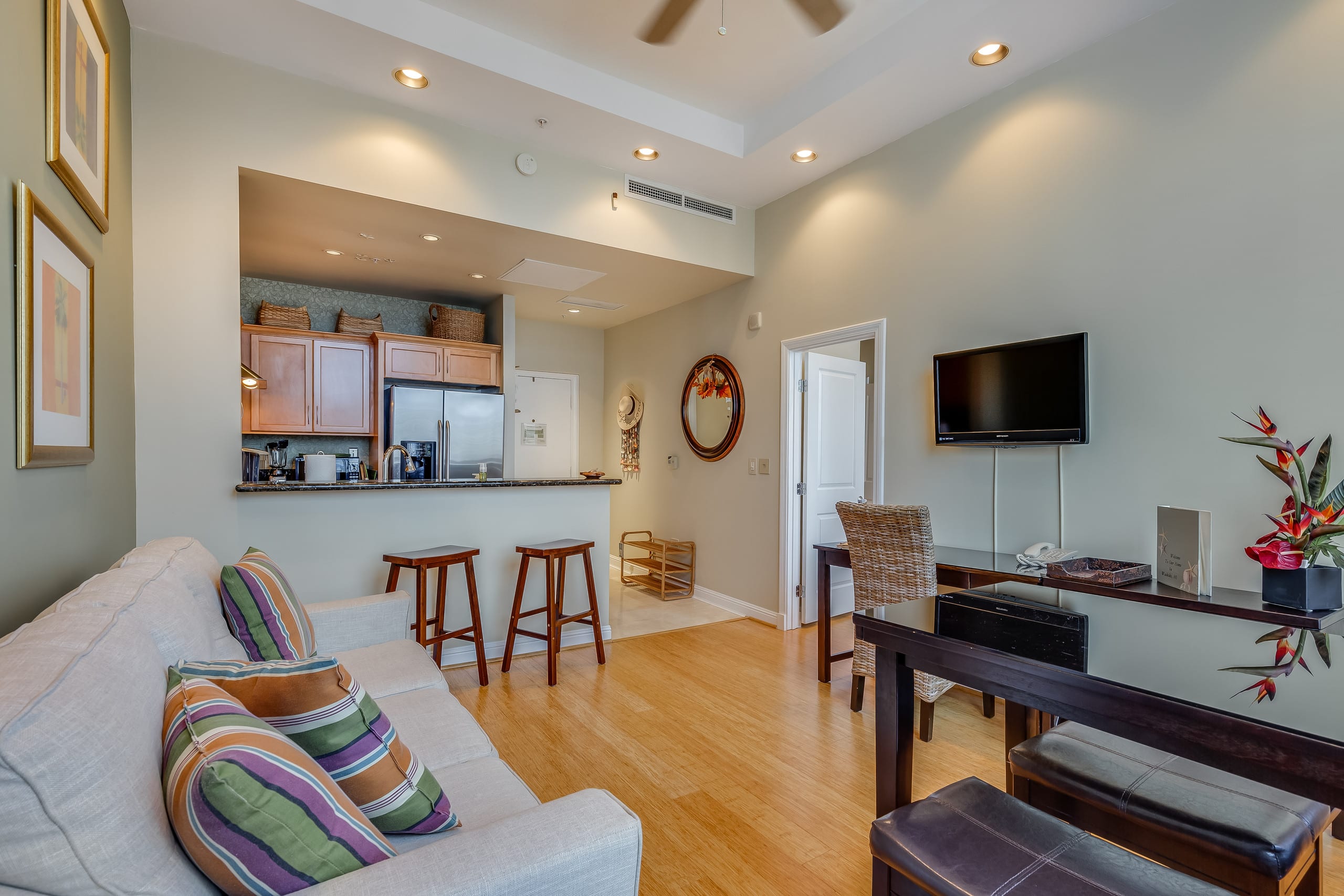 Condo in Honolulu · ★4.73 · 1 bedroom · 2 beds · 1 shared bath - Image 5