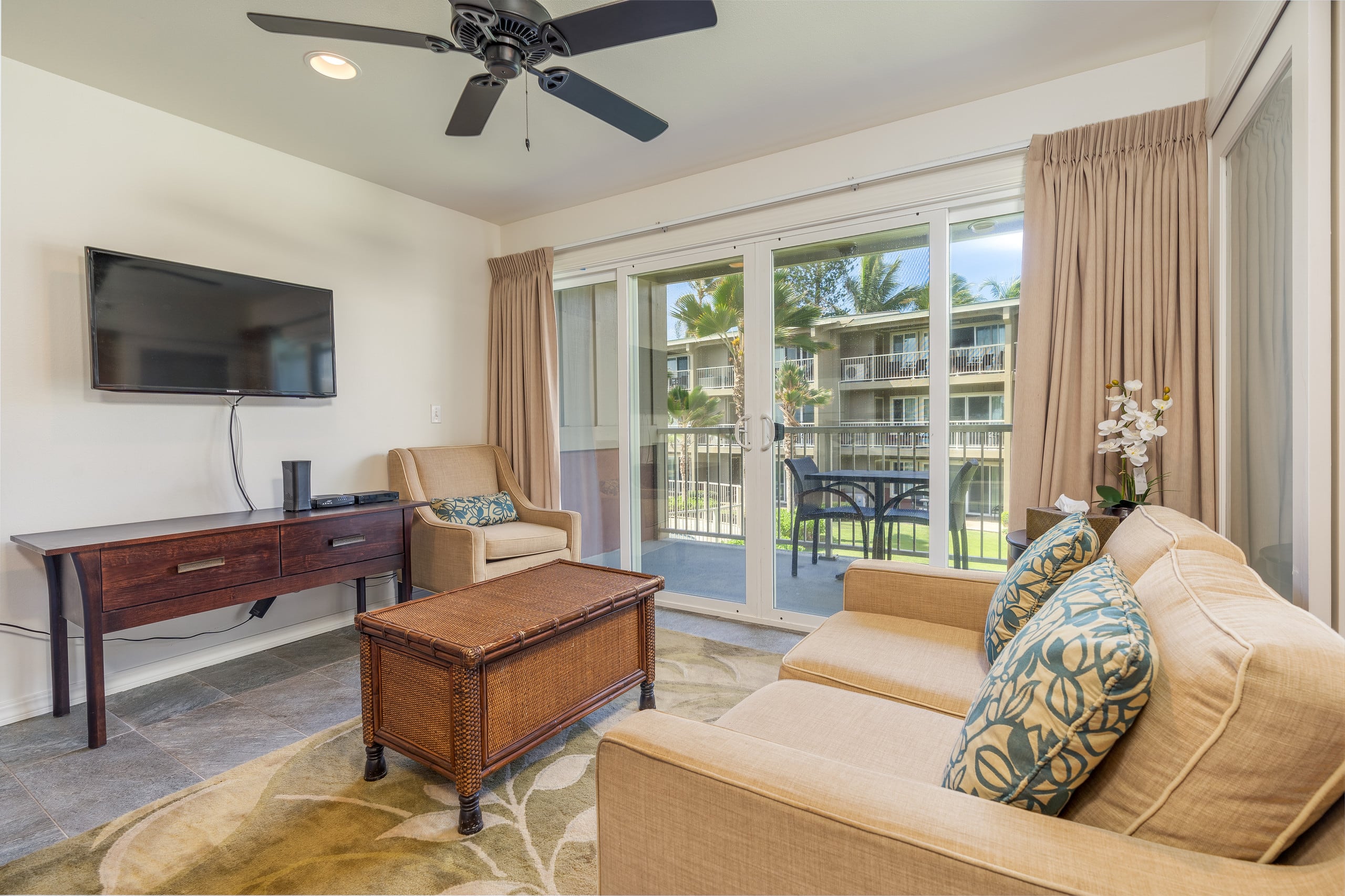 Relaxed condo w/ lanai, pool & BBQ grill - Photo 6