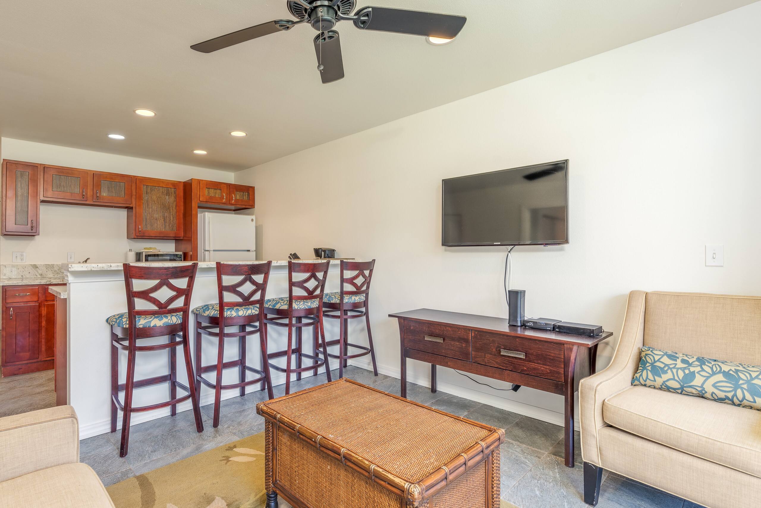 Relaxed condo w/ lanai, pool & BBQ grill - Photo 8