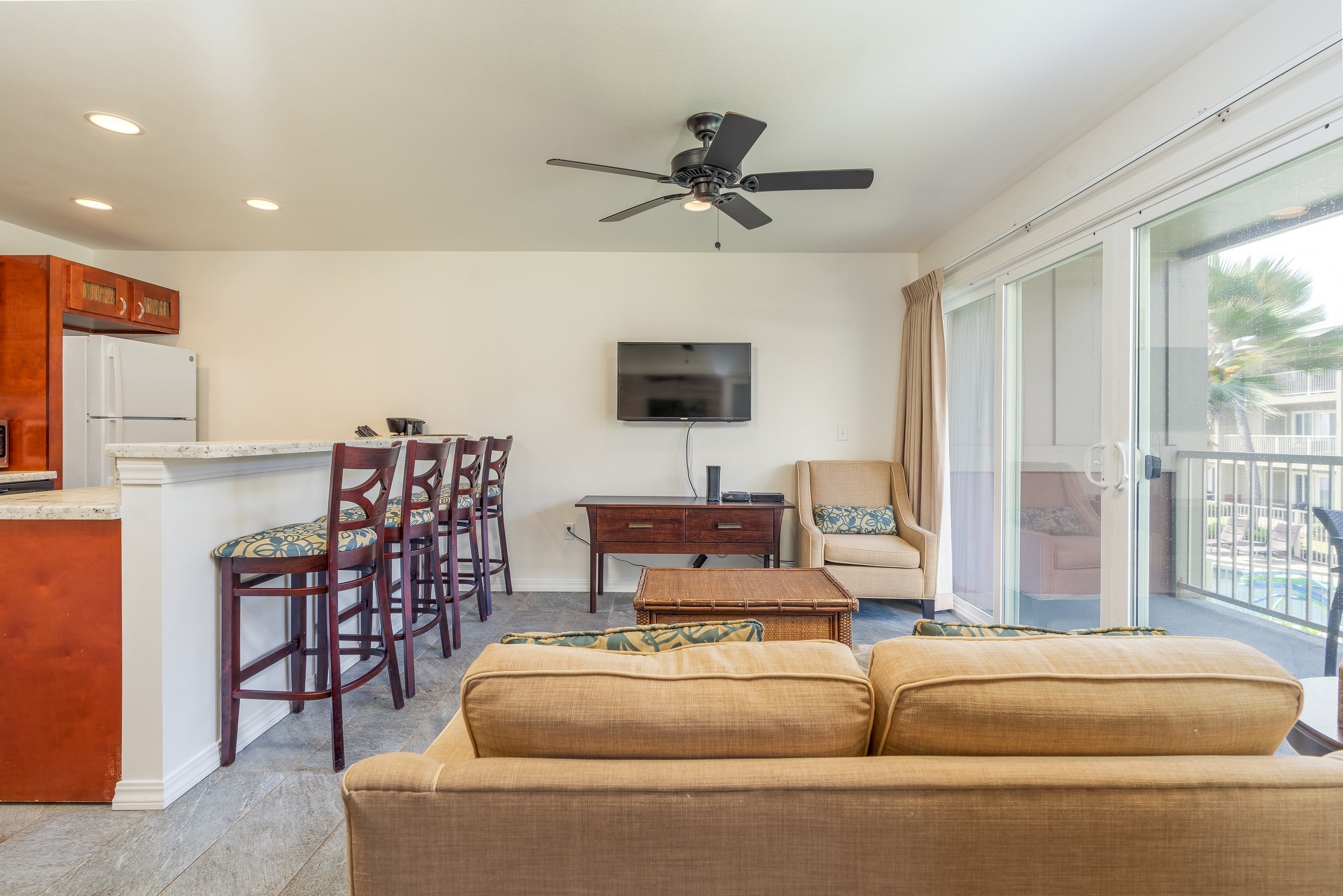 Relaxed condo w/ lanai, pool & BBQ grill - Photo 9