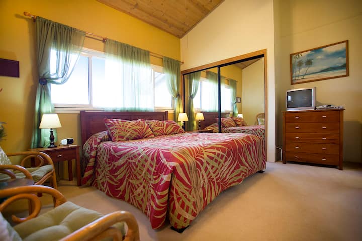 Kleurrijke slaapkamer met beddengoed met een patroon en een warm, gastvrij gevoel