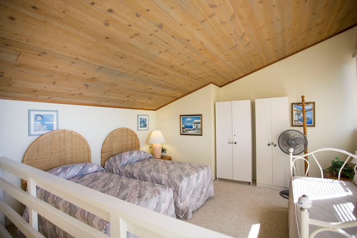 Serene slaapkamer met zachte neutrale kleuren en een rustige, rustgevende sfeer