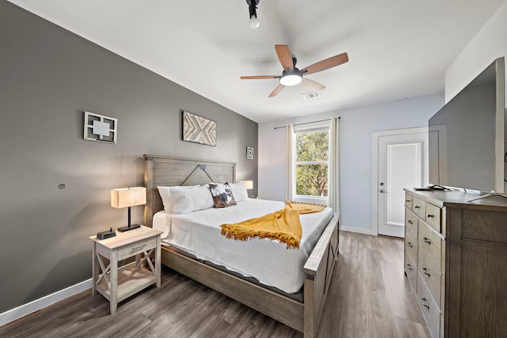 Primárna spálňa s manželskou posteľou veľkosti King a nafukovacím matracom veľkosti queen size pre maximálne pohodlie, pohodlne sa v nej ubytujú ďalší hostia.