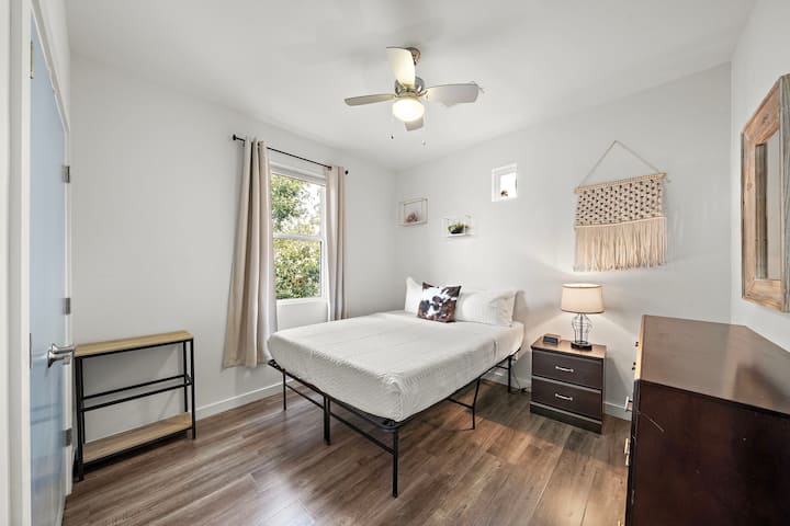 2. spálňa s manželskou posteľou Queen.