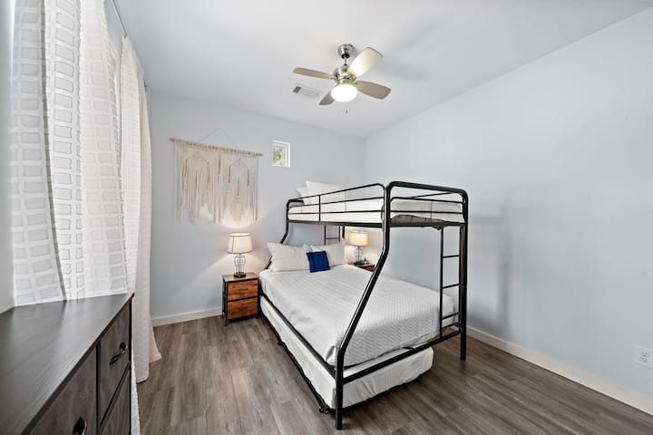 3. spálňa s 1 manželskou posteľou a 2 samostatnými posteľami (poschodová posteľ).